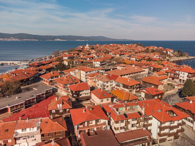 Vista aérea de la antigua ciudad de Nesebar en la costa del Mar Negro de Bulgaria