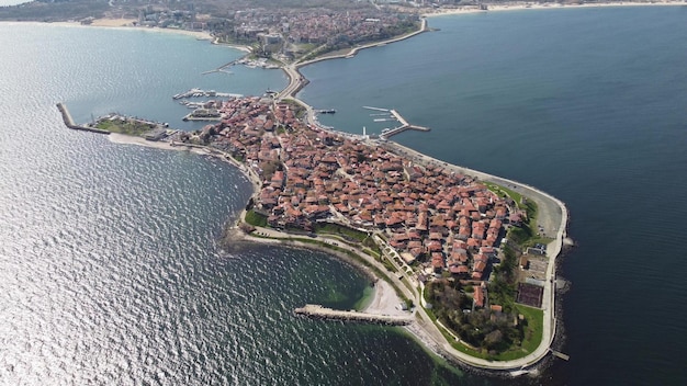 Vista aérea de la antigua ciudad de Nesebar en la costa del Mar Negro de Bulgaria