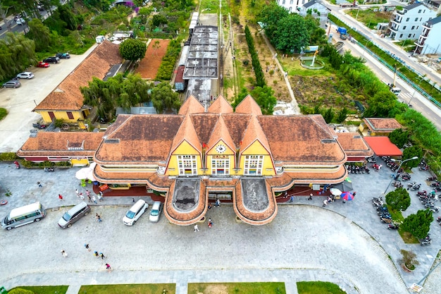 Foto vista aérea la antigua estación de tren la arquitectura francesa en el soleado otoño atrae a los turistas