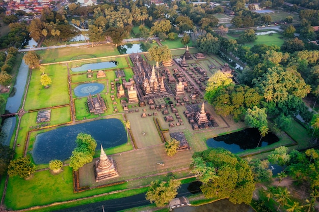 Foto vista aérea de la antigua estatua de buda en el templo de wat mahathat en el parque histórico de sukhothai tailandia