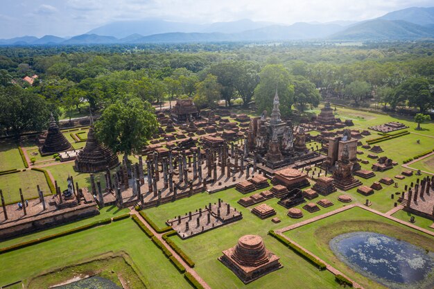 Vista aérea de la antigua estatua de Buda en el templo de Wat Mahathat en el parque histórico de Sukhothai, Tailandia.