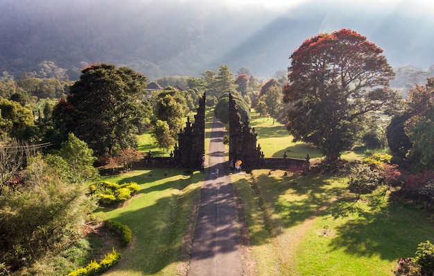 Vista aérea de la antigua puerta de bali con camino