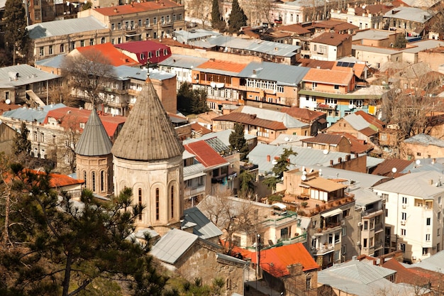 Vista aérea de la antigua Tbilisi desde Narikala Fortes. Día soleado en Tiflis, Georgia