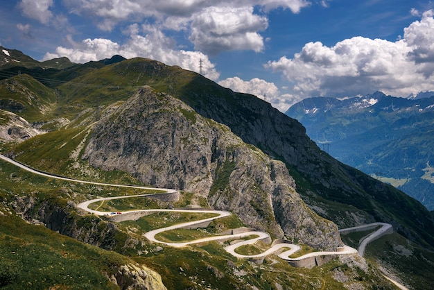 Vista aérea de un antiguo camino que atraviesa el paso de san gotthard en los alpes suizos