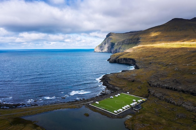 Vista aérea de un antiguo campo de fútbol en la costa cerca de Eidi en las Islas Feroe