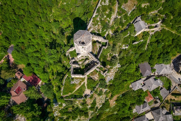 Foto vista aérea del antiguo castillo medieval en pocitelj