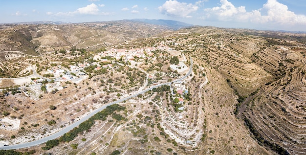 Vista aérea del antiguo pueblo de montaña de Chipre Agios Therapon, Chipre 2020 Viator