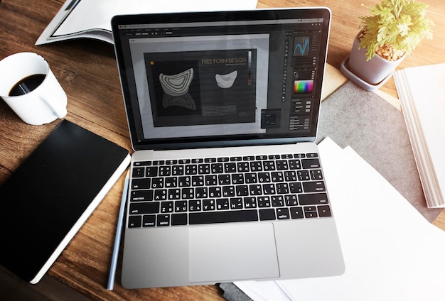 Vista aérea aproximada do computador portátil mostrando o programa de design