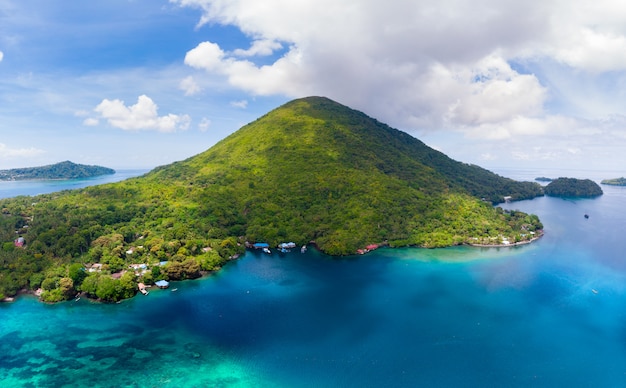 Vista aérea del archipiélago de banda islands moluccas indonesia, pulau gunung api, flujos de lava, arrecife de coral, playa de arena blanca. destino turístico de primer viaje, mejor buceo snorkeling.