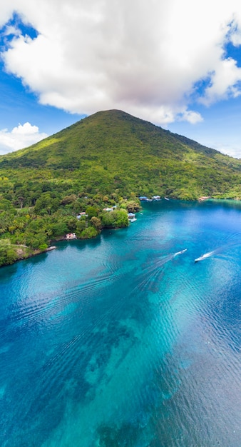 Foto vista aérea del archipiélago de las islas banda, moluccas, indonesia, pulau gunung api