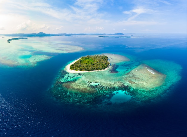 Foto vista aérea del archipiélago tropical de banyak, islas sumatra, indonesia
