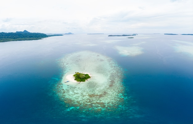Vista aérea del archipiélago tropical de Banyak, islas Sumatra, Indonesia