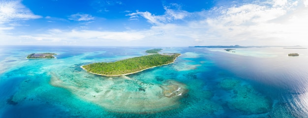 Vista aérea del archipiélago tropical de Banyak, islas Sumatra, Indonesia