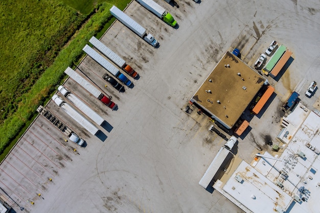 Vista aérea del área de descanso para camiones pesados con restaurante y amplio estacionamiento cerca de la autopista