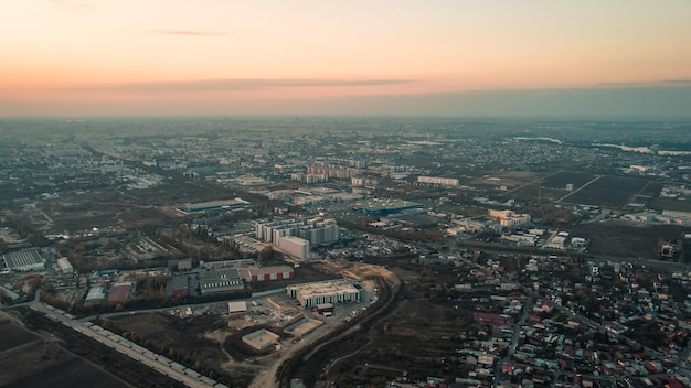 Vista aérea del área urbana de la periferia de Bucarest en Rumania.