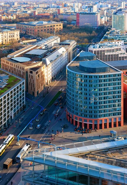 Vista aérea de la arquitectura de edificios modernos y la carretera en la plaza Potsdamer Platz en el centro de la ciudad alemana de Berlín en Alemania en Europa. arquitectura de edificios