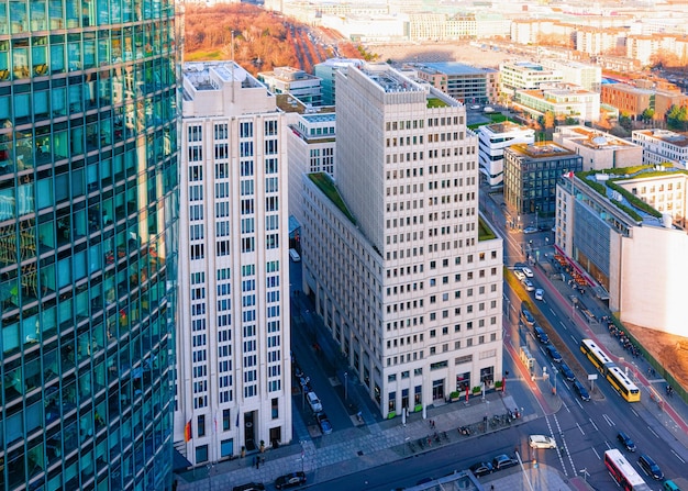 Vista aérea de la arquitectura de edificios modernos en la plaza Potsdamer Platz en el centro de la ciudad alemana de Berlín en Alemania en Europa. Arquitectura del edificio. Detalles del exterior.