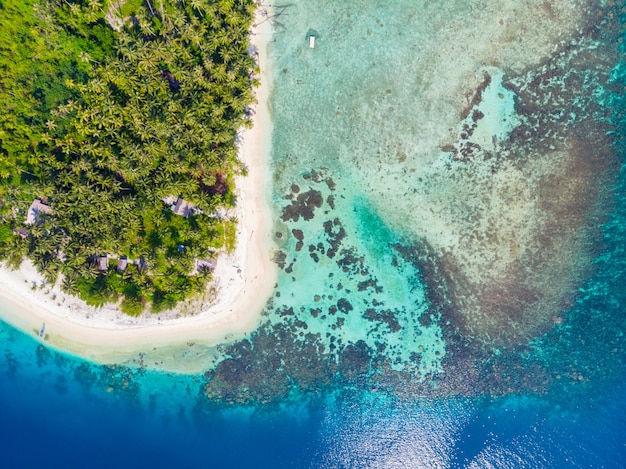 Vista aérea de arriba abajo archipiélago tropical de Banyak Islas Sumatra Indonesia