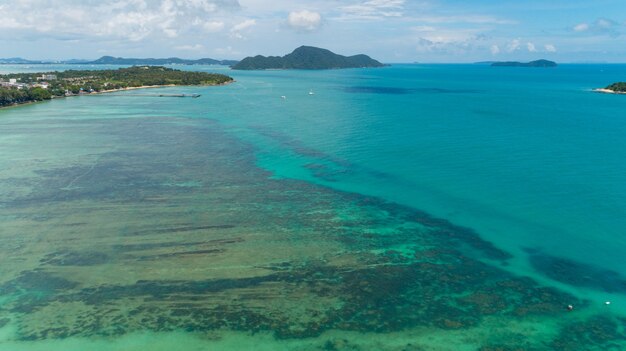 Vista aérea de arriba hacia abajo de los arrecifes de coral en el mar tropical en el día soleado de la temporada de verano, el medio ambiente natural y el concepto de fondo de viaje.