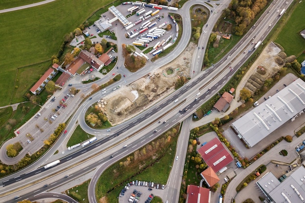 Vista aérea de arriba a abajo de la autopista interestatal carretera con coches de tráfico en movimiento en la zona rural.