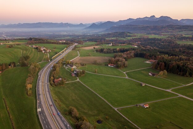 Vista aérea de arriba a abajo de la autopista interestatal carretera con coches de tráfico en movimiento en la zona rural.