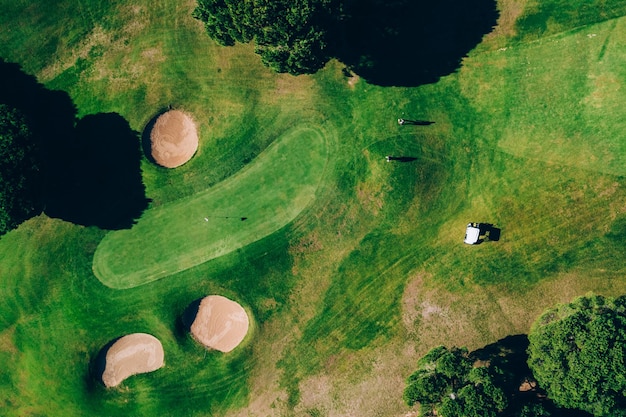 Vista aérea de arriba hacia abajo del campo de golf verde en el Algarve Portugal