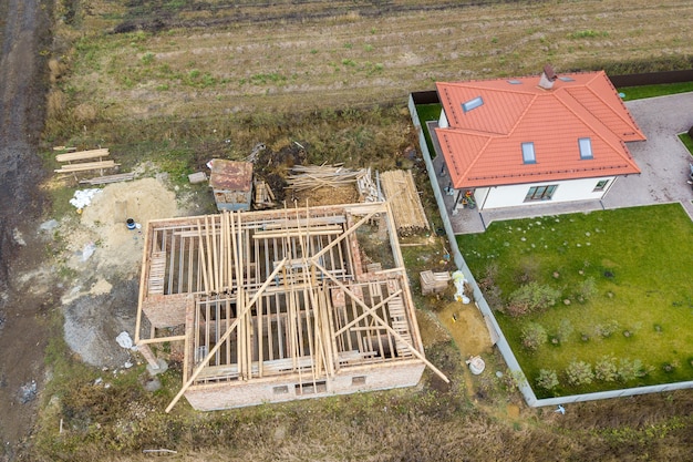 Vista aérea de arriba hacia abajo de dos casas privadas.