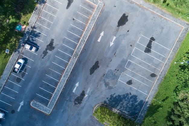 Vista aérea de arriba hacia abajo del estacionamiento con línea blanca de señal de tráfico en la calle. Vista superior del automóvil en una fila en el espacio de estacionamiento Fuera del área de estacionamiento de automóviles.