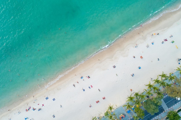 Vista aérea de arriba hacia abajo de la hermosa playa de patong Phuket Tailandia Increíble playa de arena destino de viaje turístico en el mar de andaman Hermosa isla el 12 de febrero de 2022