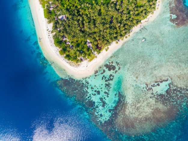 Vista aérea de arriba hacia abajo en la isla de Banyak, en el archipiélago tropical de Sumatra, Indonesia