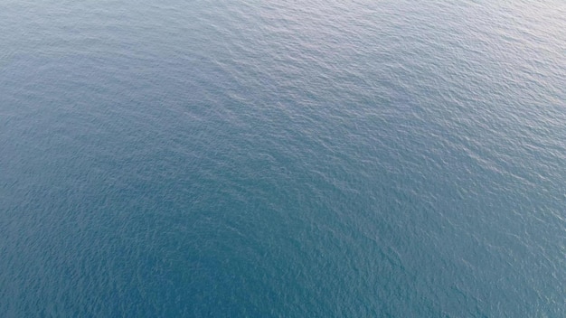 Vista aérea de arriba hacia abajo del mar azul