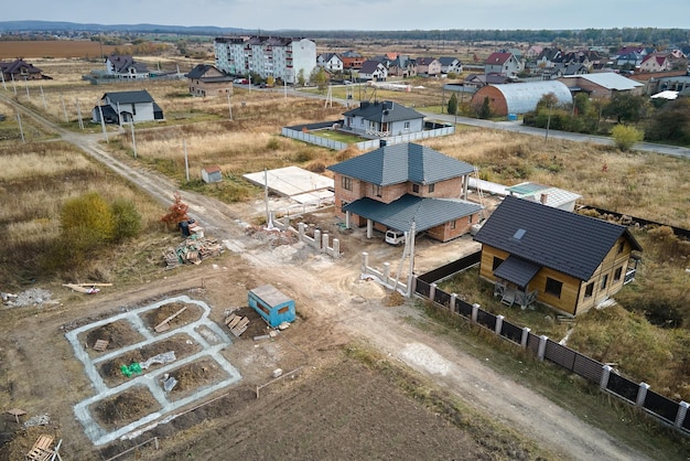 Vista aérea de arriba hacia abajo de las obras de construcción de los cimientos de hormigón de la nueva casa en el sitio de construcción