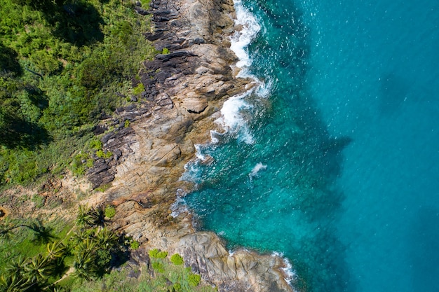 Vista aérea de arriba hacia abajo ola de la orilla del mar rompiendo en la orilla del mar Hermosa superficie del mar turquesa en un día soleado Fondo de verano de día de buen tiempo Vista superior del paisaje marino increíble.