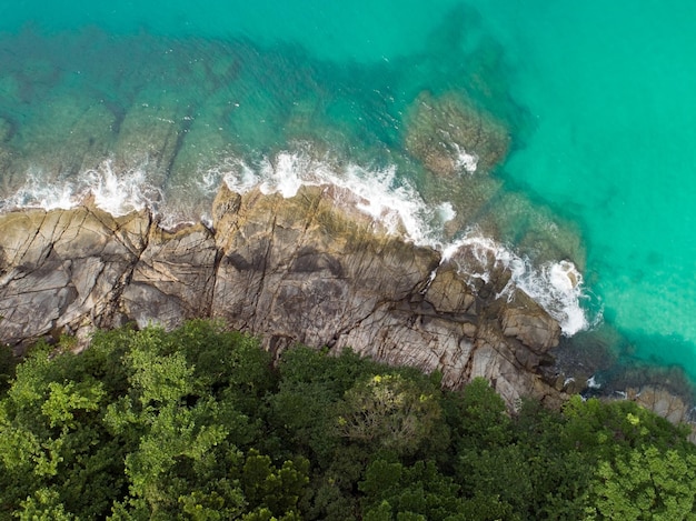 Vista aérea de arriba hacia abajo orilla del mar Hermoso mar turquesa y montaña en día soleado Día de buen tiempo Fondo de verano Increíble mar en Phuket Tailandia el 23 de noviembre de 2021