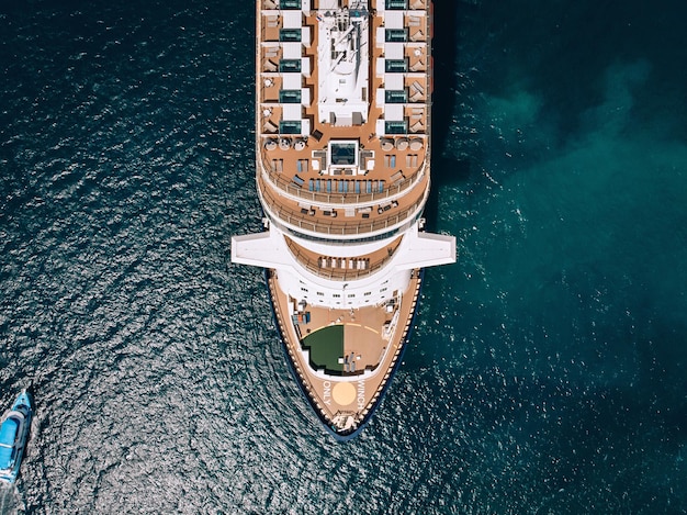 Vista aérea de arriba hacia abajo de la parte de la nariz del barco de viaje en mar abierto