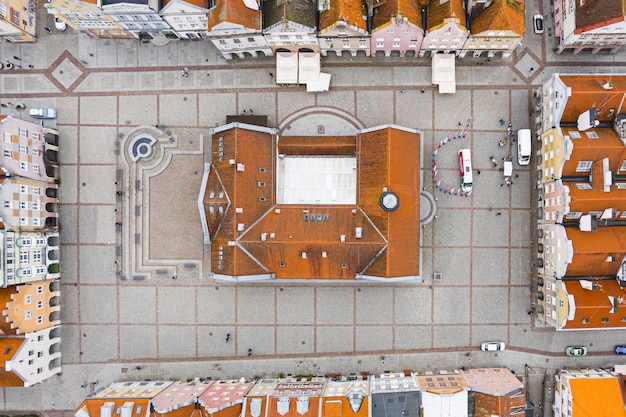Vista aérea de arriba hacia abajo de pequeños edificios coloridos en el centro de la ciudad de Olsztyn, Polonia