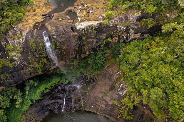 Vista aérea desde arriba de la cascada Tamarin siete cascadas en las selvas tropicales de la isla de Mauricio.