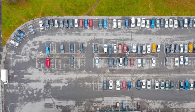 Vista aérea desde arriba del estacionamiento con autos en el distrito de negocios de la ciudad asfalto húmedo