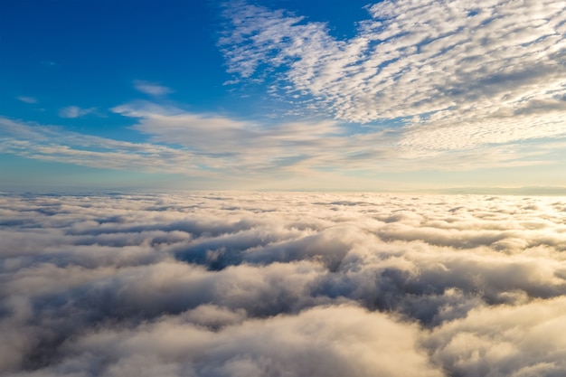 Vista aérea desde arriba de nubes blancas en un día soleado.