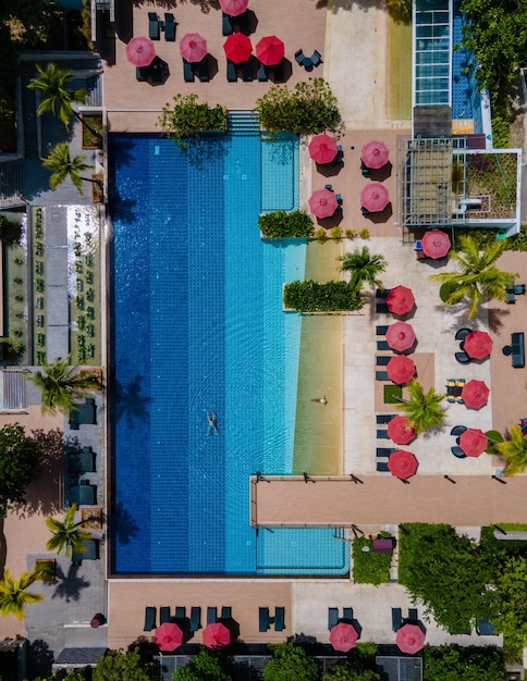 Vista aérea desde arriba en la piscina de natación tropical desde arriba con un dron