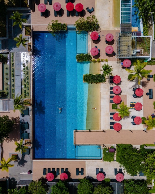 Vista aérea desde arriba en la piscina de natación tropical desde arriba con un dron