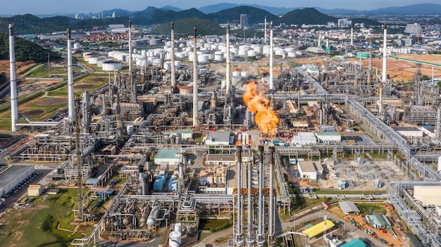Vista aérea de arriba de la refinería de petróleo y gas, de la planta petroquímica industrial con tanque de almacenamiento de petróleo y gases
