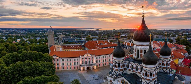 Vista aérea del atardecer de la Catedral de Alexander Nevsky, una catedral ortodoxa en el casco antiguo de Tallin, Estonia.