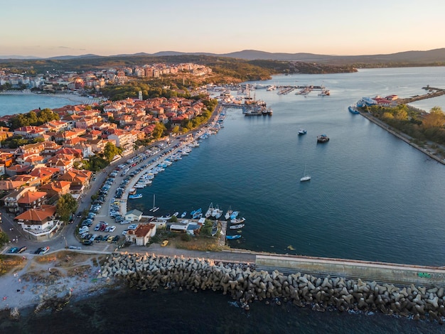 Vista aérea del atardecer de la ciudad de Sozopol, Bulgaria