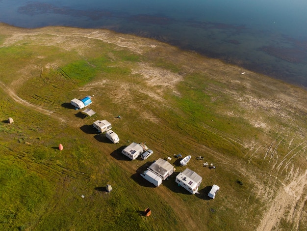 Vista aérea de una autocaravana estacionada en un paisaje de cordillera de playa