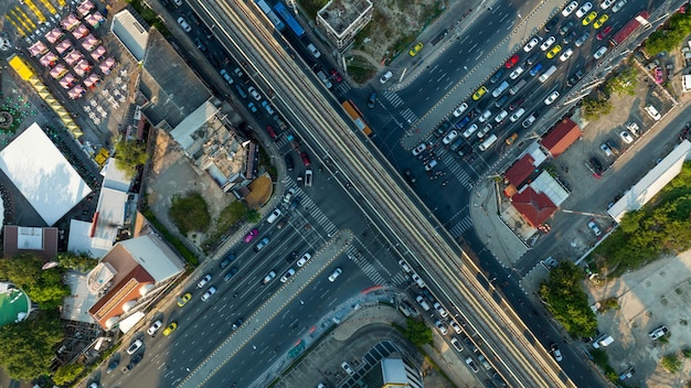 Vista aérea Automóviles conducen en el cruce de la ciudad Edificios de rascacielos en las calles del centro Centro de negocios Carreteras de la ciudad Carretera de tráfico Cruce Autopista concepto de logística de transporte