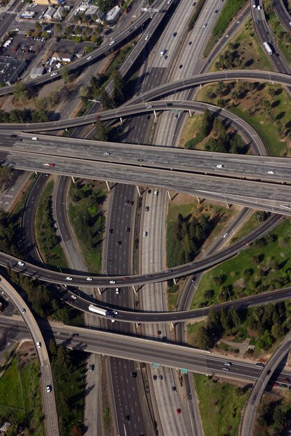 Foto vista aérea de automóviles que se mueven por la calle