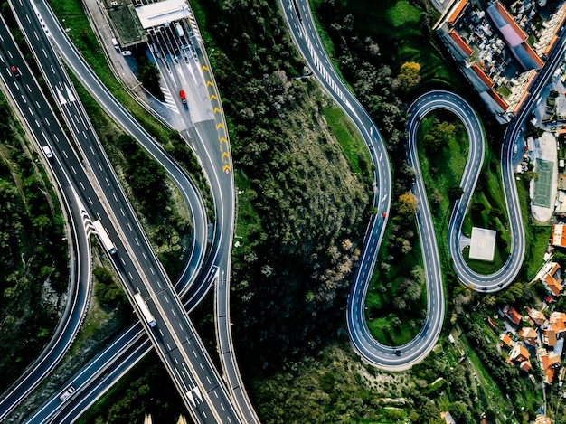 Vista aérea de la autopista y la autopista con un punto de pago de peaje en la Italia rural