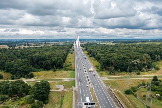 Vista aérea de la autopista y la ciudad de Wroclaw, Polonia