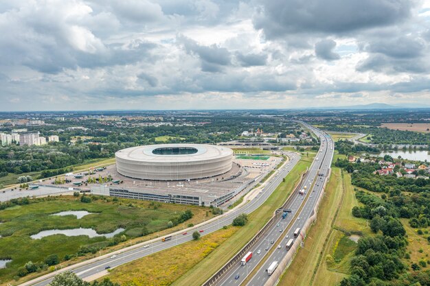 Vista aérea de la autopista y la ciudad de Wroclaw, Polonia